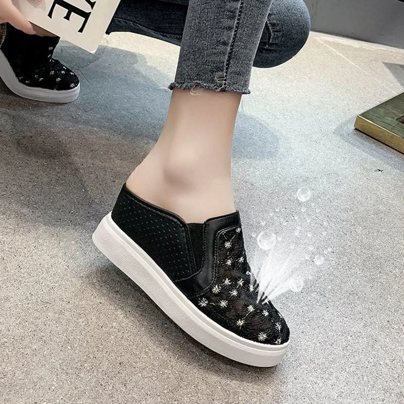 

2022 Women Embroidered Flower Slippers Outdoor Air Mesh Shoes Sandals Breathable Closed Toe Flip Flops Slippers Women Slides