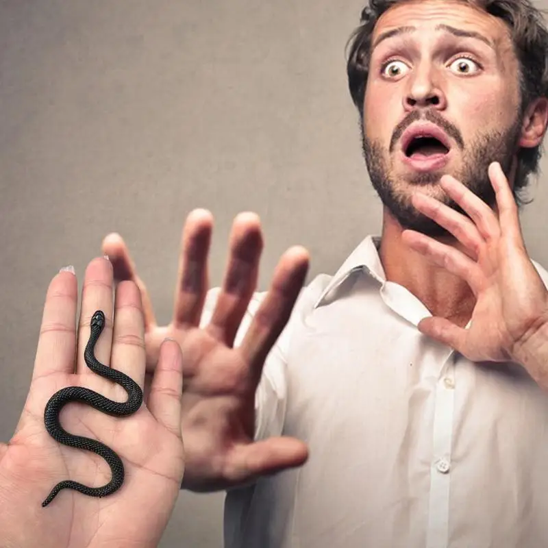 Гибкая черная искусственная резиновая змея на Хэллоуин для розыгрыша