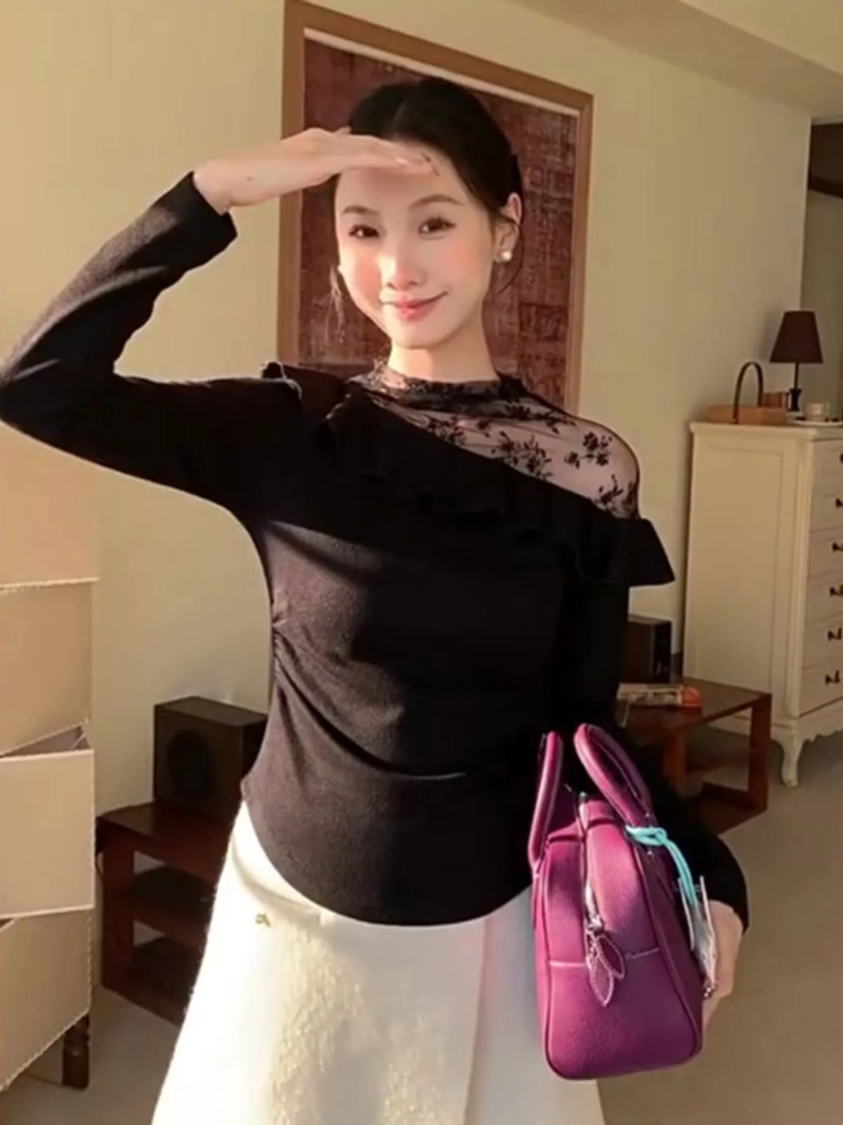 Вязаный топ с открытыми плечами и кружевной строчкой во французском стиле