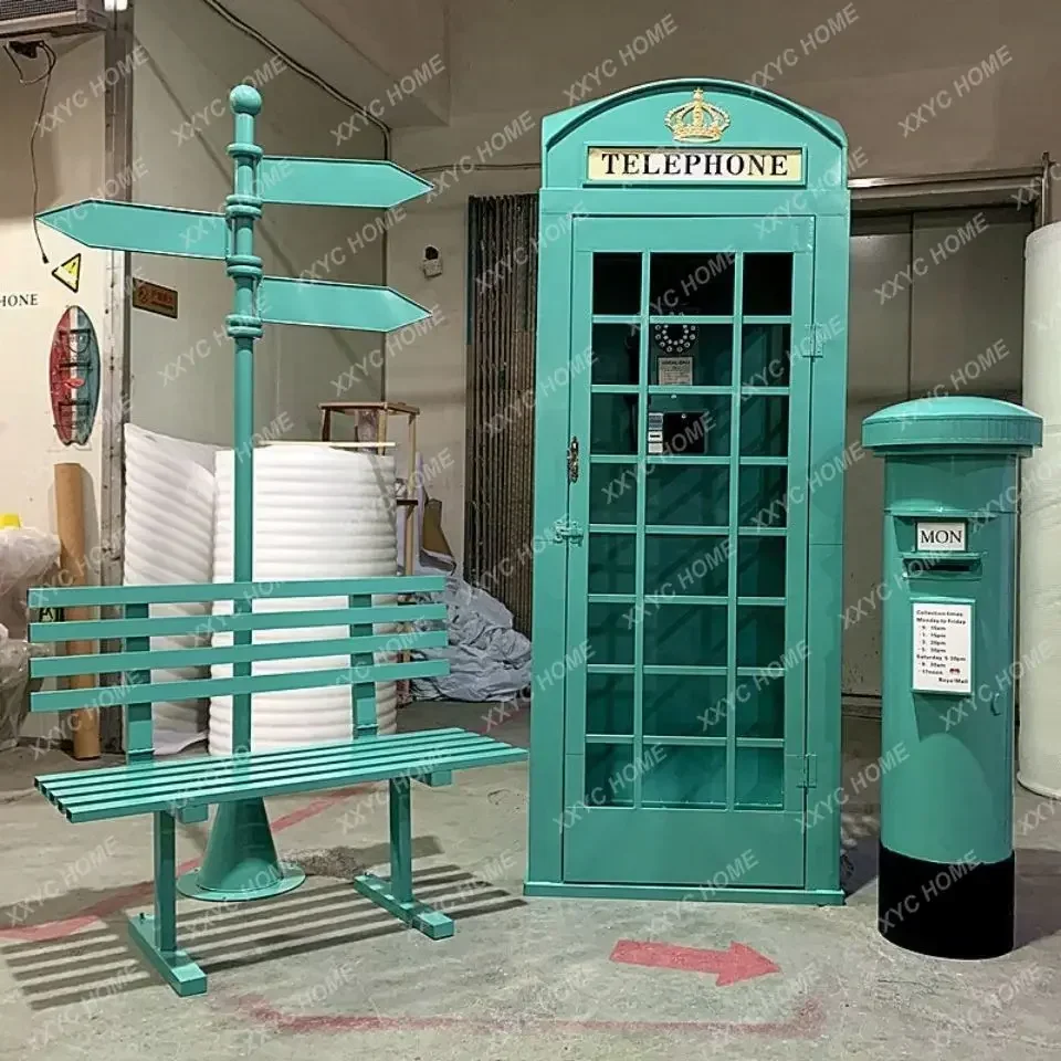 Ретро телефонная будка розового цвета