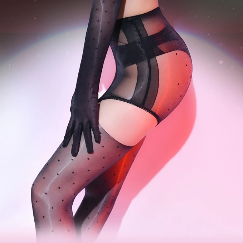 

Блестящая мини-юбка с высокой талией и металлическими пряжками, пикантные тонкие прозрачные подвязки с милыми точками, чулки до бедра