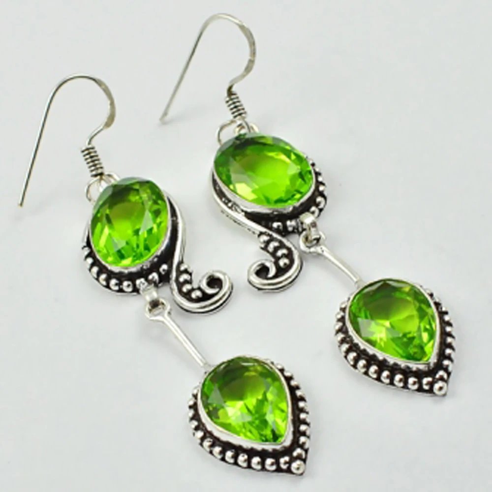 

Серебристые серьги Peridots сверху меди, общая длина 65 мм, E2832