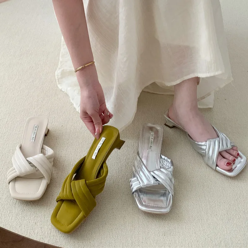 

Женские шлепанцы на толстом каблуке, с плиссировкой