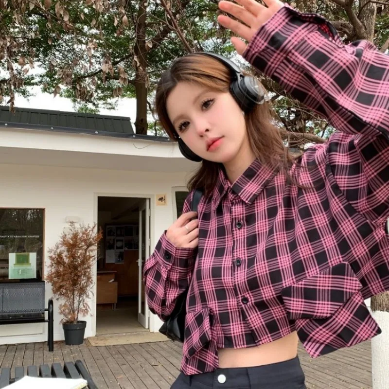 Женская короткая рубашка в клетку свободная стильная розового цвета с длинным