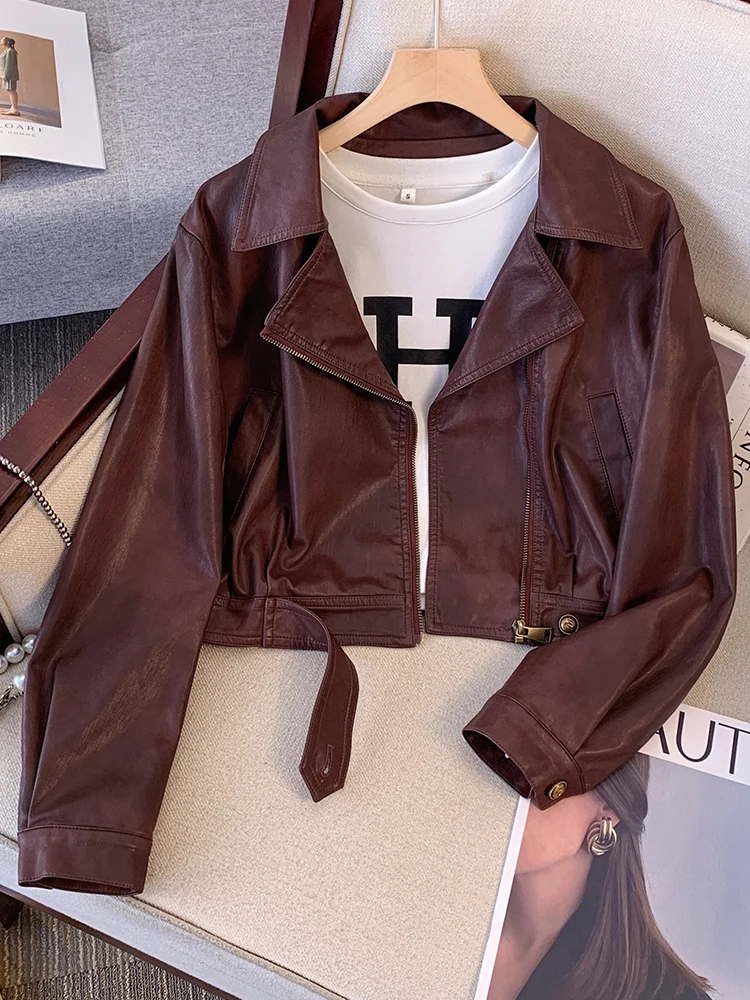 Популярное в этом году коричневое кофейное пальто из искусственной кожи. Верхняя