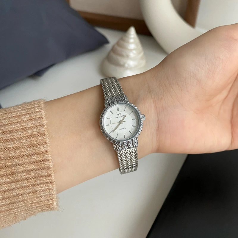 Часы наручные женские кварцевые с маленьким циферблатом