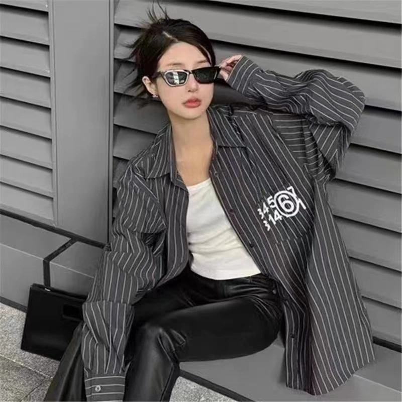 

Stripe Gray MM6 Margiela Long Sleeve Shirts Pocket Calendar Print Logo Men Women High Quality Oversize V-Shape Bouse