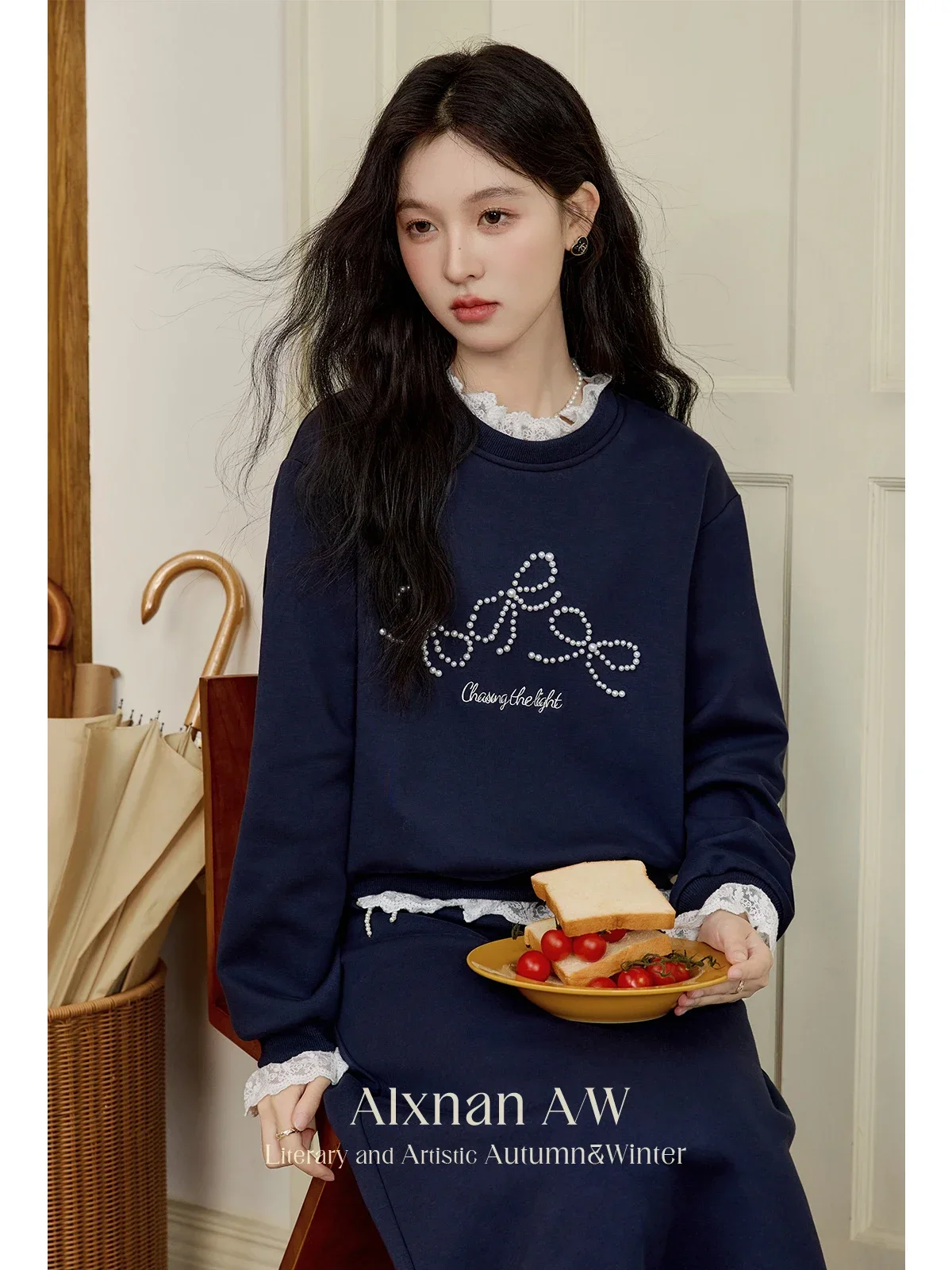 Женская кружевная толстовка с круглым вырезом и жемчужным бантом