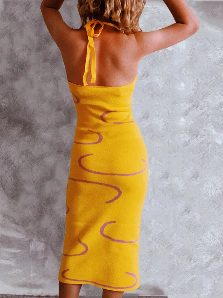 Женское трикотажное облегающее платье желтое миди без рукавов с принтом пейсли