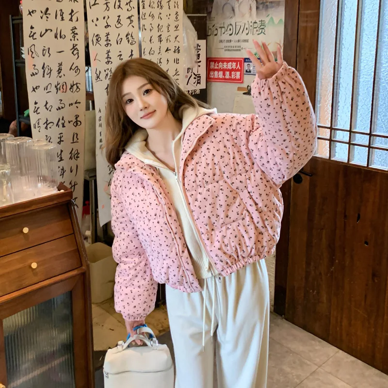 Женская куртка с небольшим цветочным принтом зимняя короткая приталенная