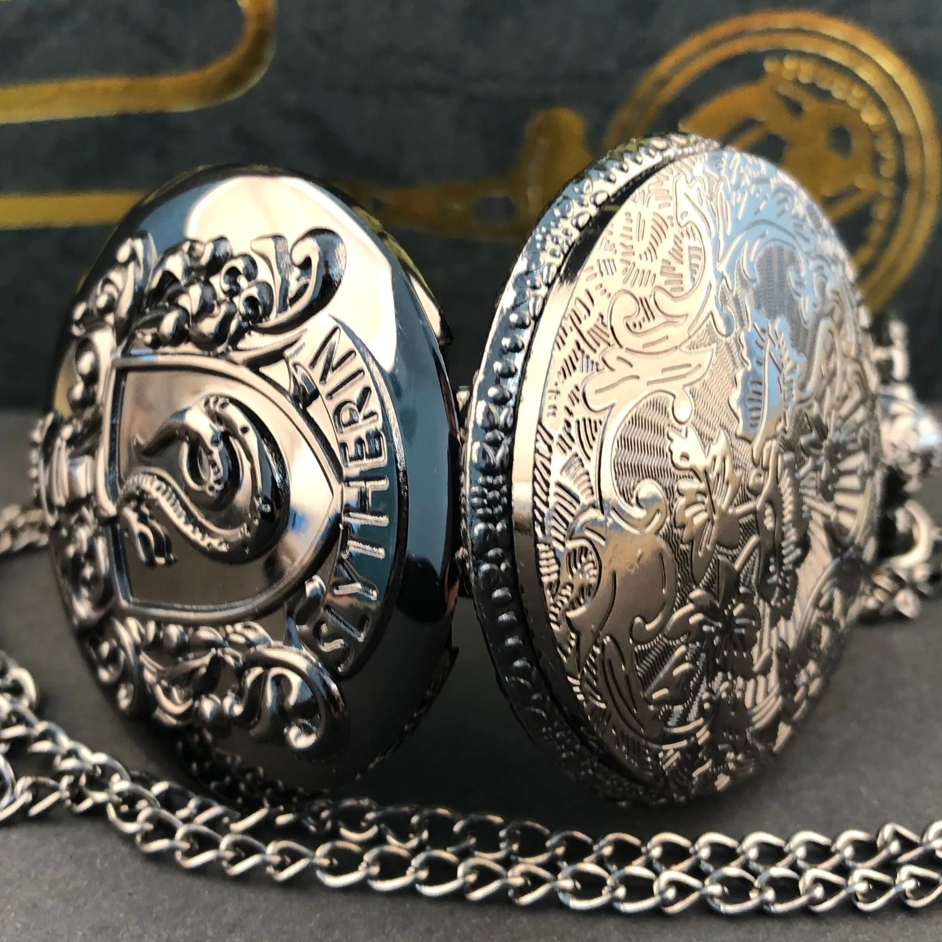 Рисунок 3 - Классические черные тисненые кварцевые