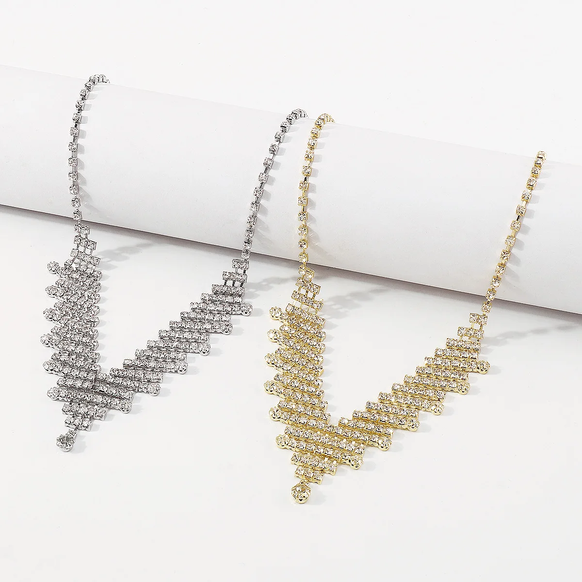 Jewelry Creativity Fashion Rhinestone V-shaped Necklace Personalized Claw Chain Light Luxury Cold Style Neckchain