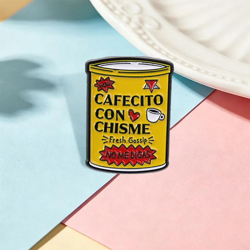 Фото Забавная эмалевая брошь/значок «Cafecito Con Chisme» с испанской и латинской культурной тематикой, кофе, шутки, текстом «Не говори мне, брат» для одежды №3