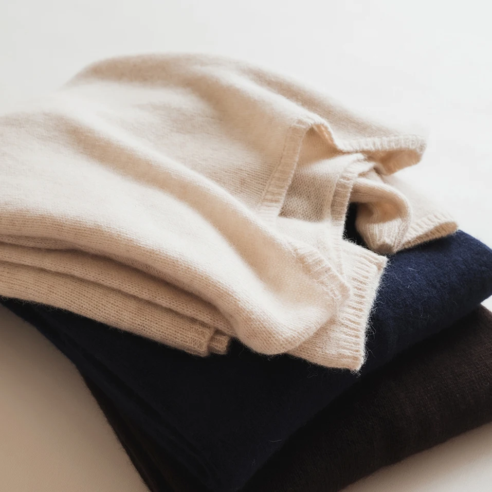 Флисовый вязаный свитер с круглым вырезом и длинными рукавами содержащий