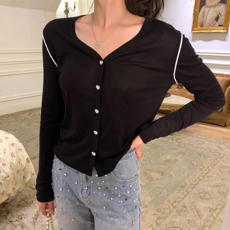 

Autumn 2023 New Single-breasted Button Color Contrast Love Button Knitted V-neck Long-sleeved Cardigan Women