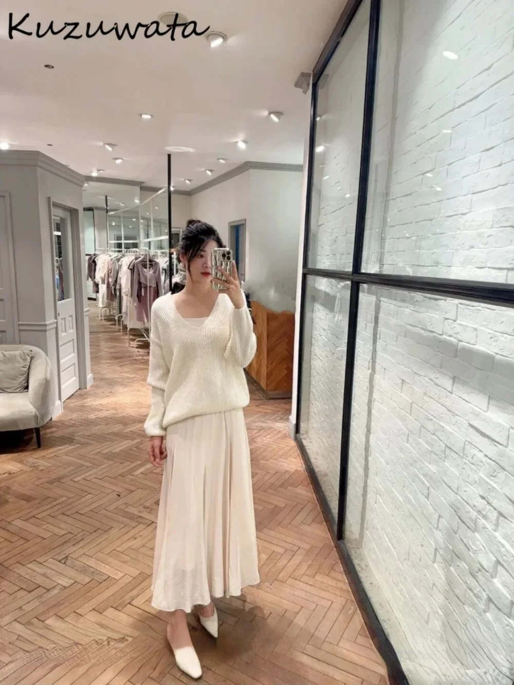 Женский костюм-джемпер с рукавами-фонариками и V-образным вырезом