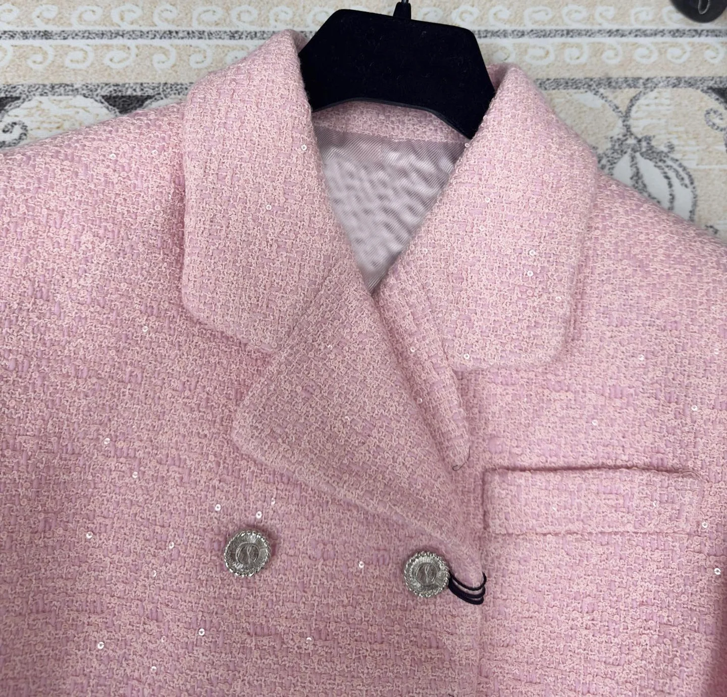 Женский двубортный пиджак из твида розовый B740 весна 2024