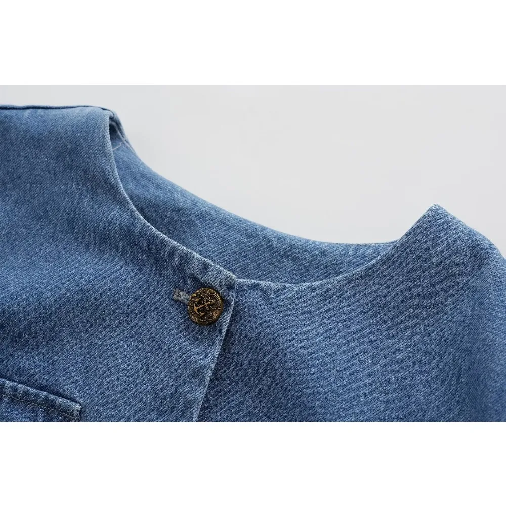 Куртка женская джинсовая с круглым вырезом и карманами укороченная