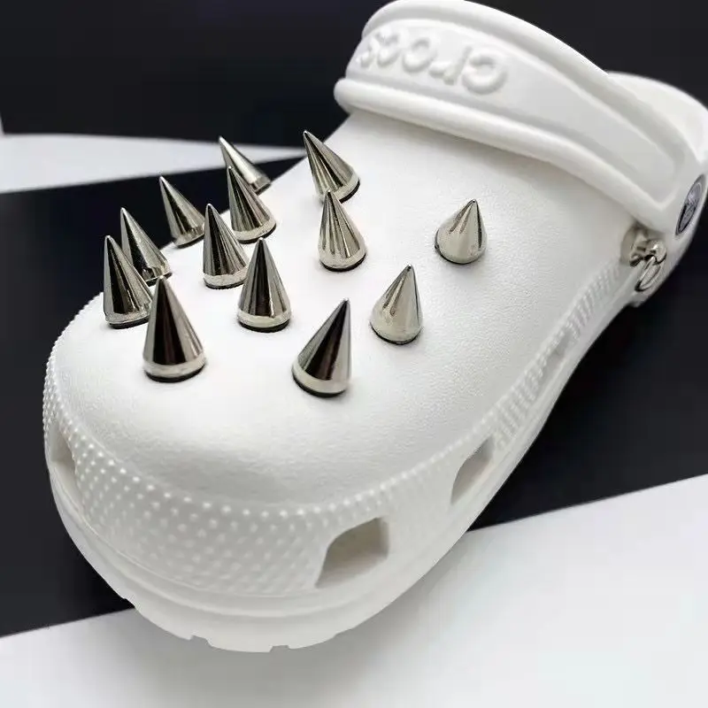 New Fashion Crocs Charms Designer Shoe Decoration Clogs Buckle 26 Pcs Punk Spikes Shoe Charm Accessory 24 mm