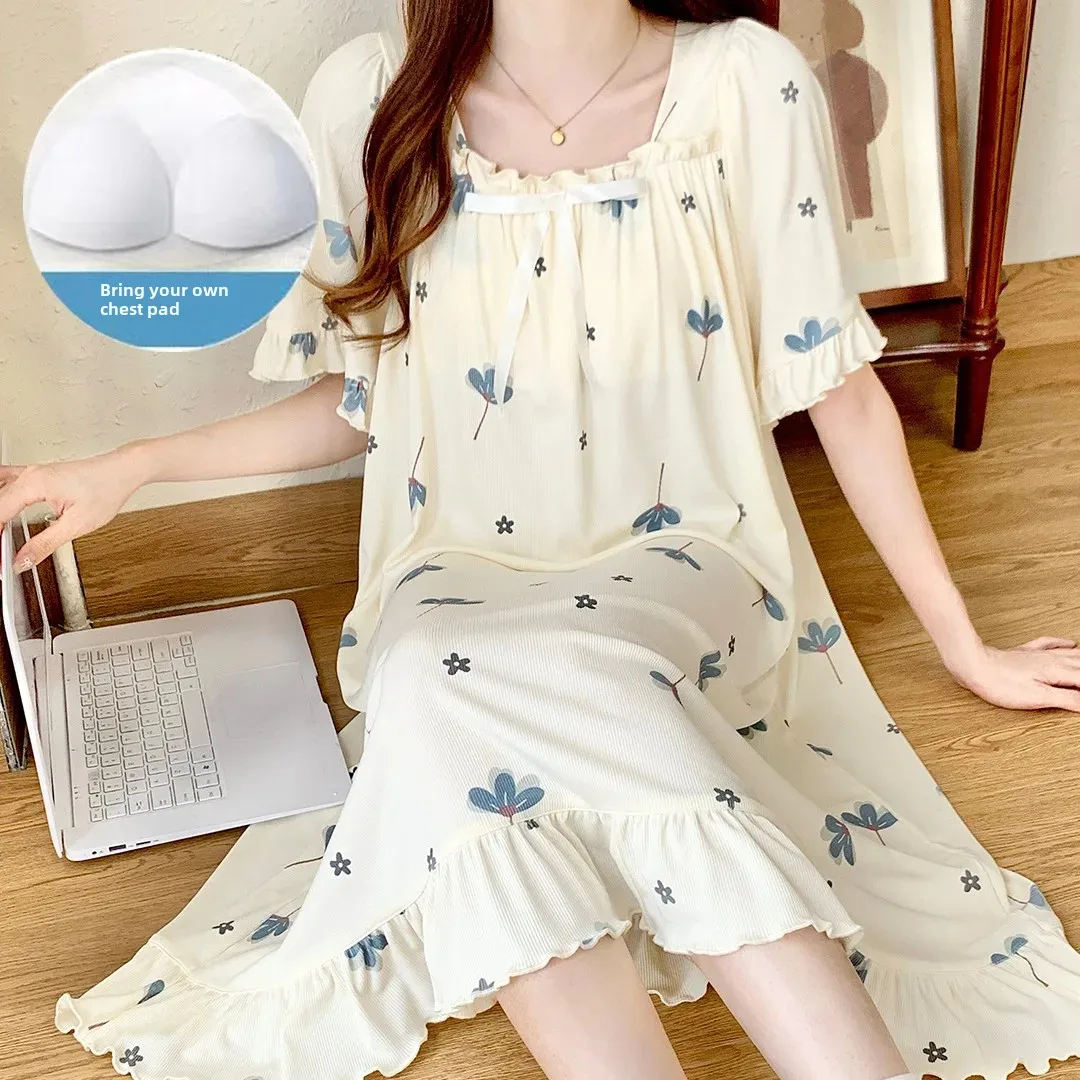 Летняя женская ночная рубашка с тонким принтом и рюшами по краям короткими