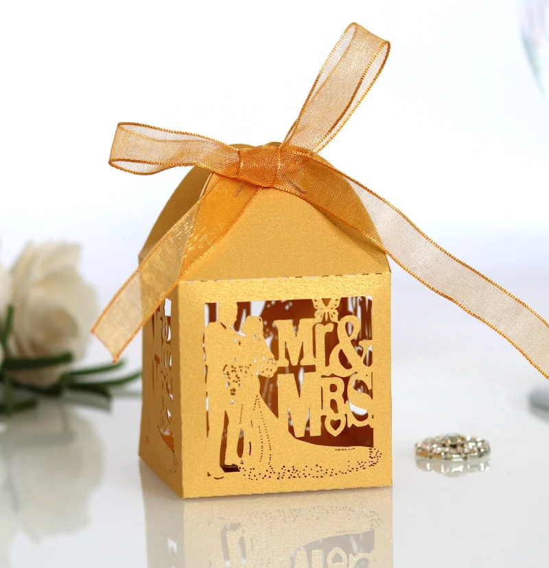 

50pcs Laser Cut Hollow Candy Boxes Carriage Gift Bags Favor Box With Ribbon Wedding Favor Party Supplies