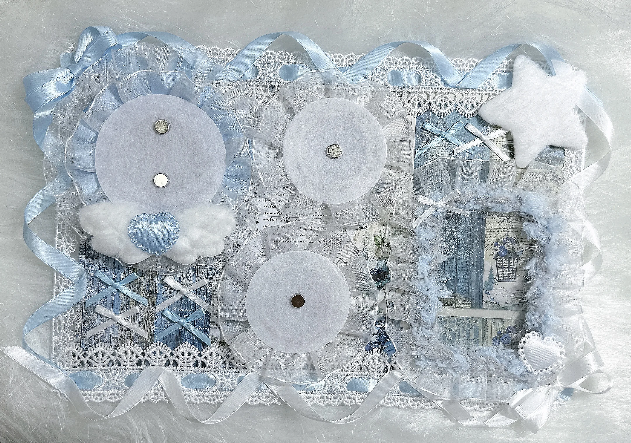 

Светло-голубая кружевная лента-держатель для карточек