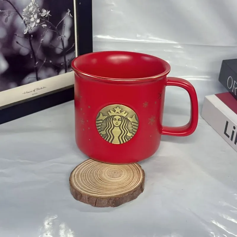 Фото Керамическая кружка Starbucks Red Snowflake 355 мл с бронзовым логотипом Siren и золотым ободком, праздничная рождественская чашка для кофе и чая, декор для дома и офиса №3