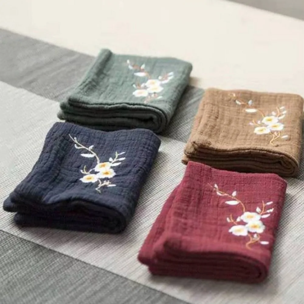 

Хлопковая чайная салфетка с вышивкой