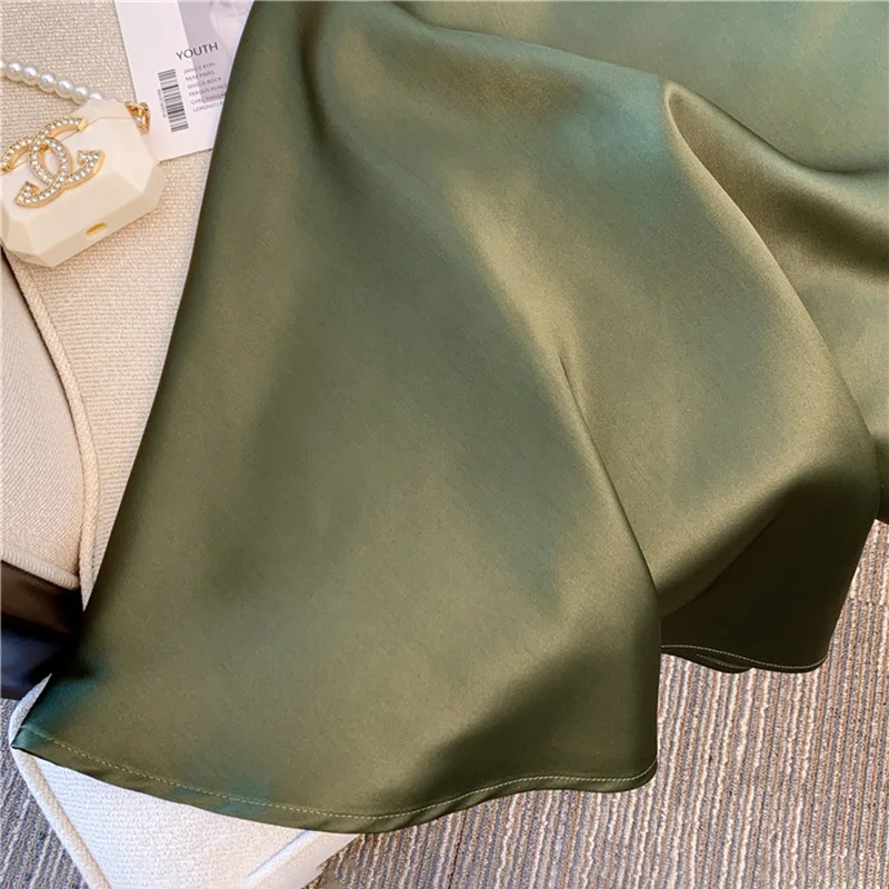 Платье женское атласное с V-образным вырезом и завышенной талией