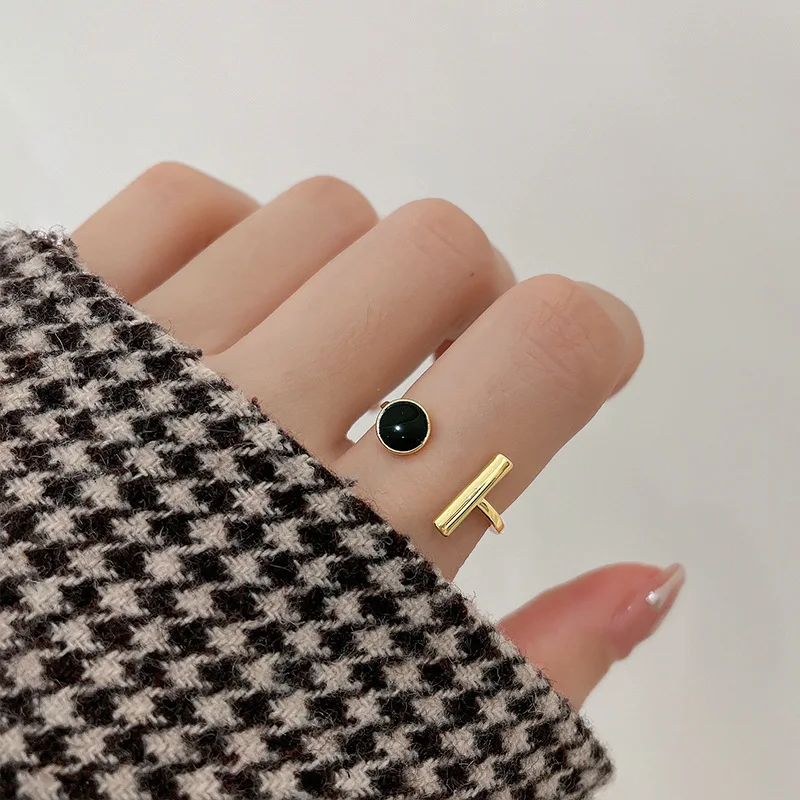 

2023 Cute Women Rings Korean Fashion Gothic Accessories Drip Glazed One Word Black Round Geometric Gold Jewelry Engagement Ring