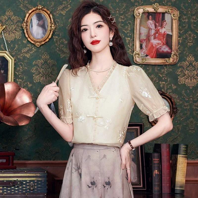Женская шифоновая блузка с коротким рукавом V-образным вырезом и вышивкой модель