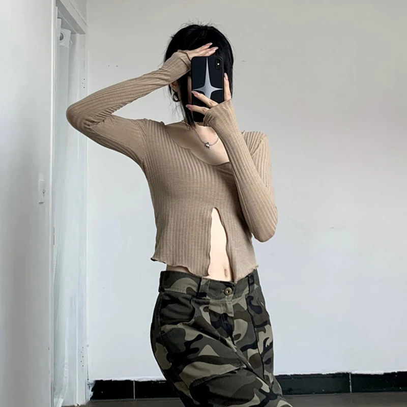 

Новинка осени 2022, модный сексуальный повседневный уличный топ с длинными рукавами и глубоким вырезом, облегающий топ для девушек с изображе...