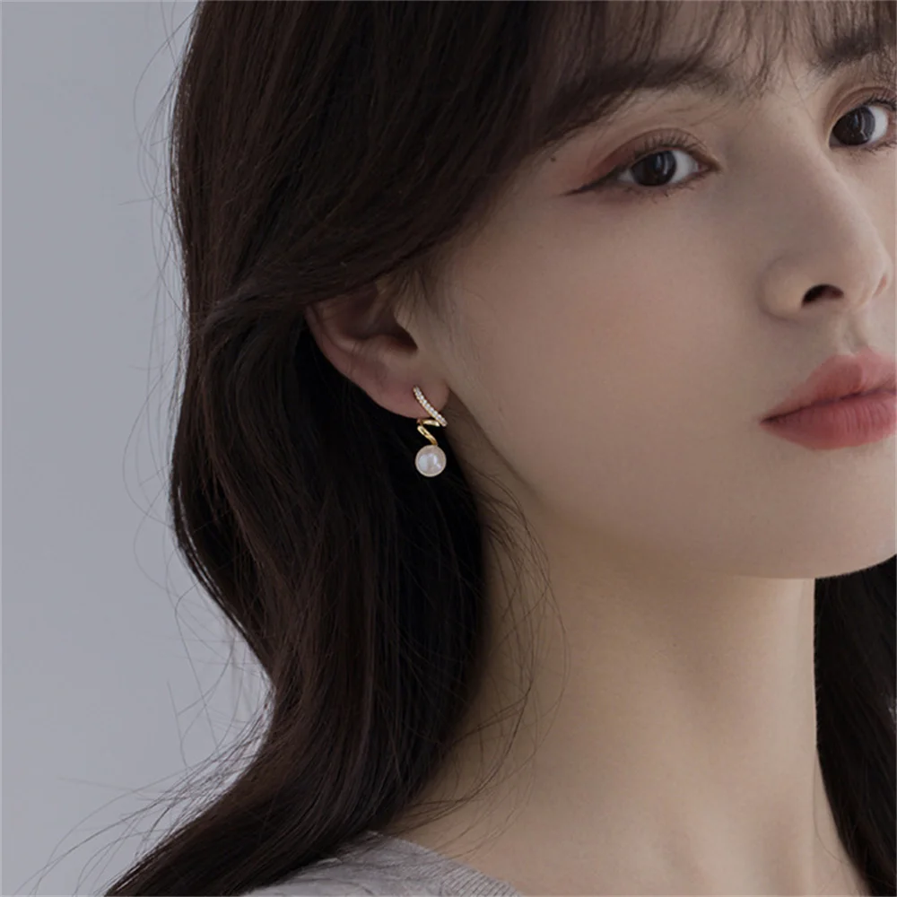 

Жемчужные серьги для женщин, спиральный дизайн, легкие Роскошные модные Универсальные высококачественные серьги золотого цвета, игольчаты...