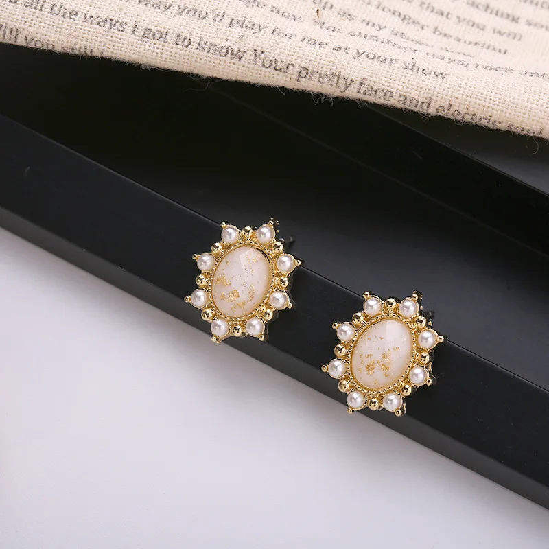 

2022 New Luxury Vintage Baroque Pearl Flower Stud Earrings Geometric Oval Earring For Women Girl Wedding Party Jewelry Gift