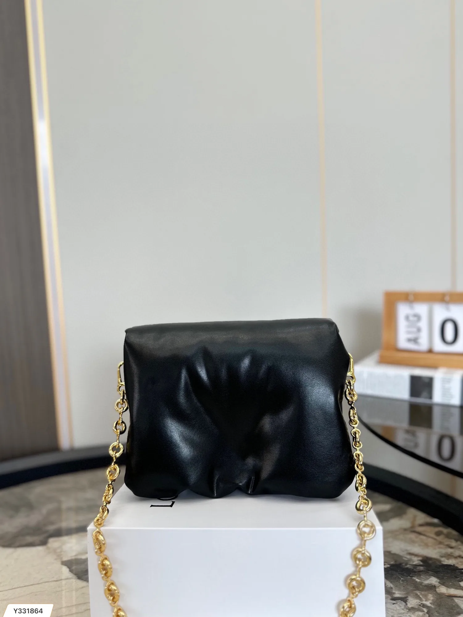 

2023 New Brand Luxury Designer Puffer Cloud Bag comes with a metal short chain leather one shoulder crossbody bag