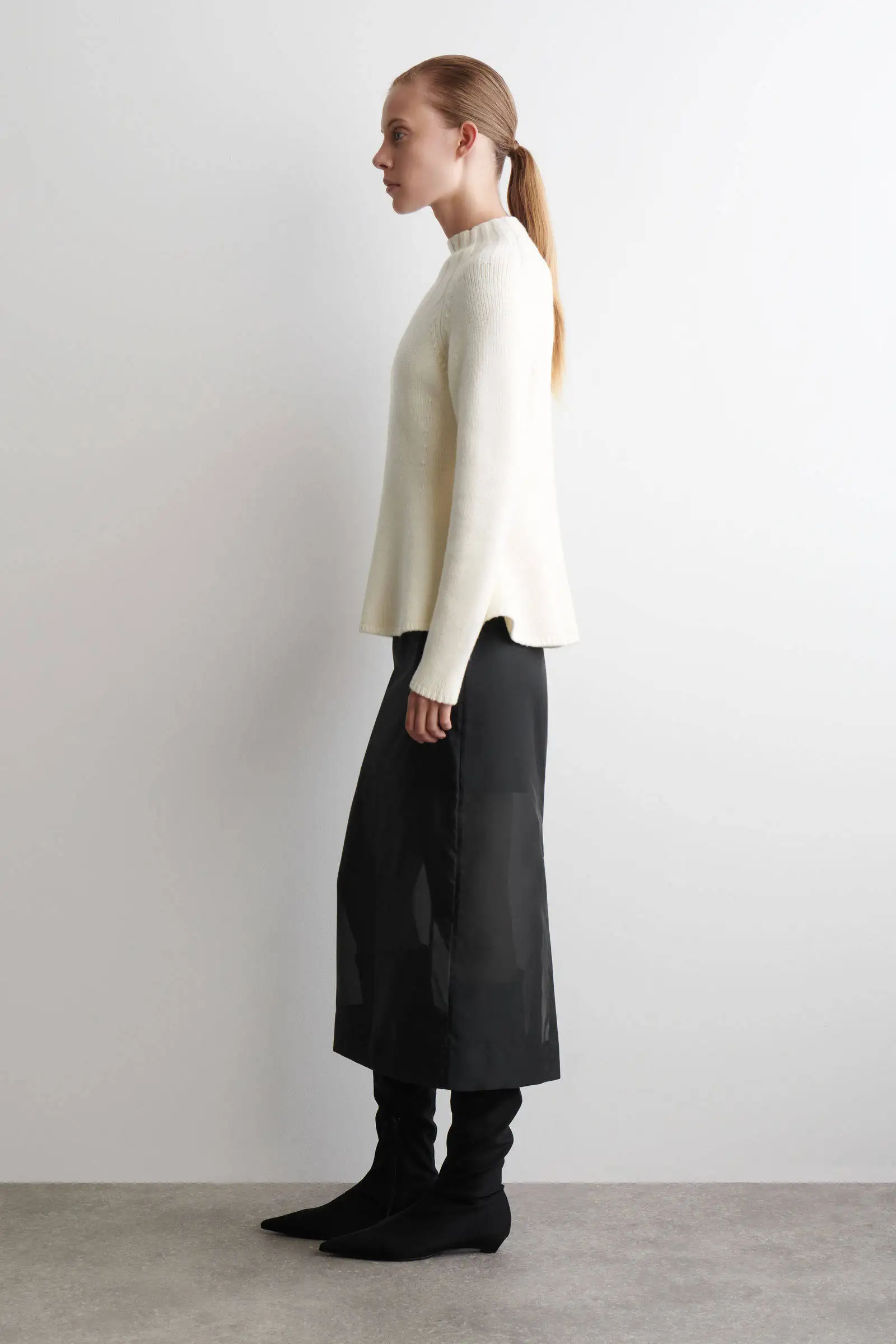 Фото XIMIAN APPAREL 2026 cosmod: Новая весенняя коллекция женских приталенных свитеров из бежевой шерстяной смеси с оборками по низу №4