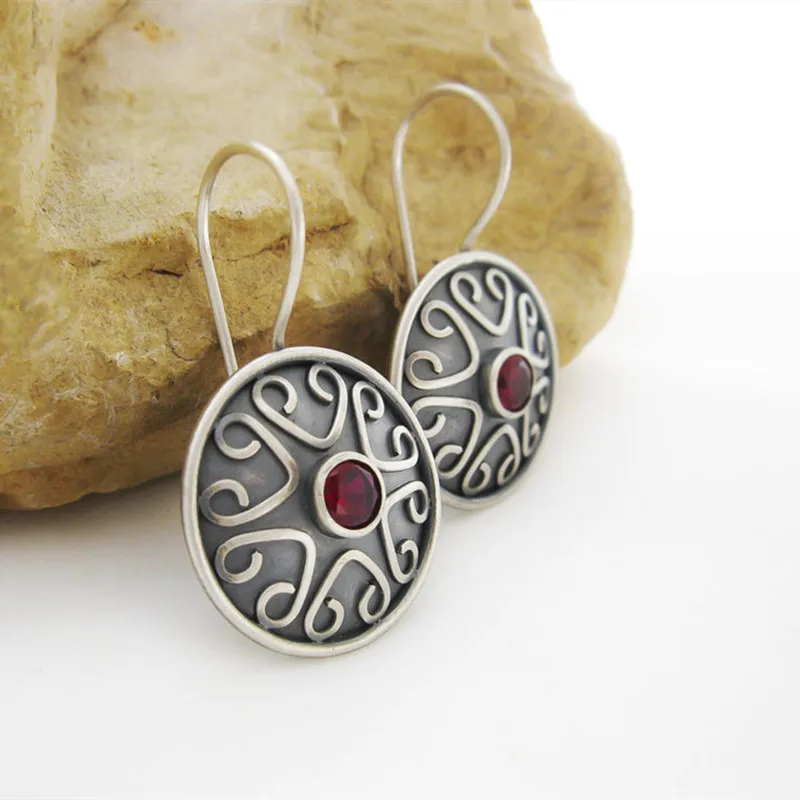 

Vintage Round Pink Red Stone Earrings Vintage Silver Color Round Carving Heart Metal Dangle Earrings for Women