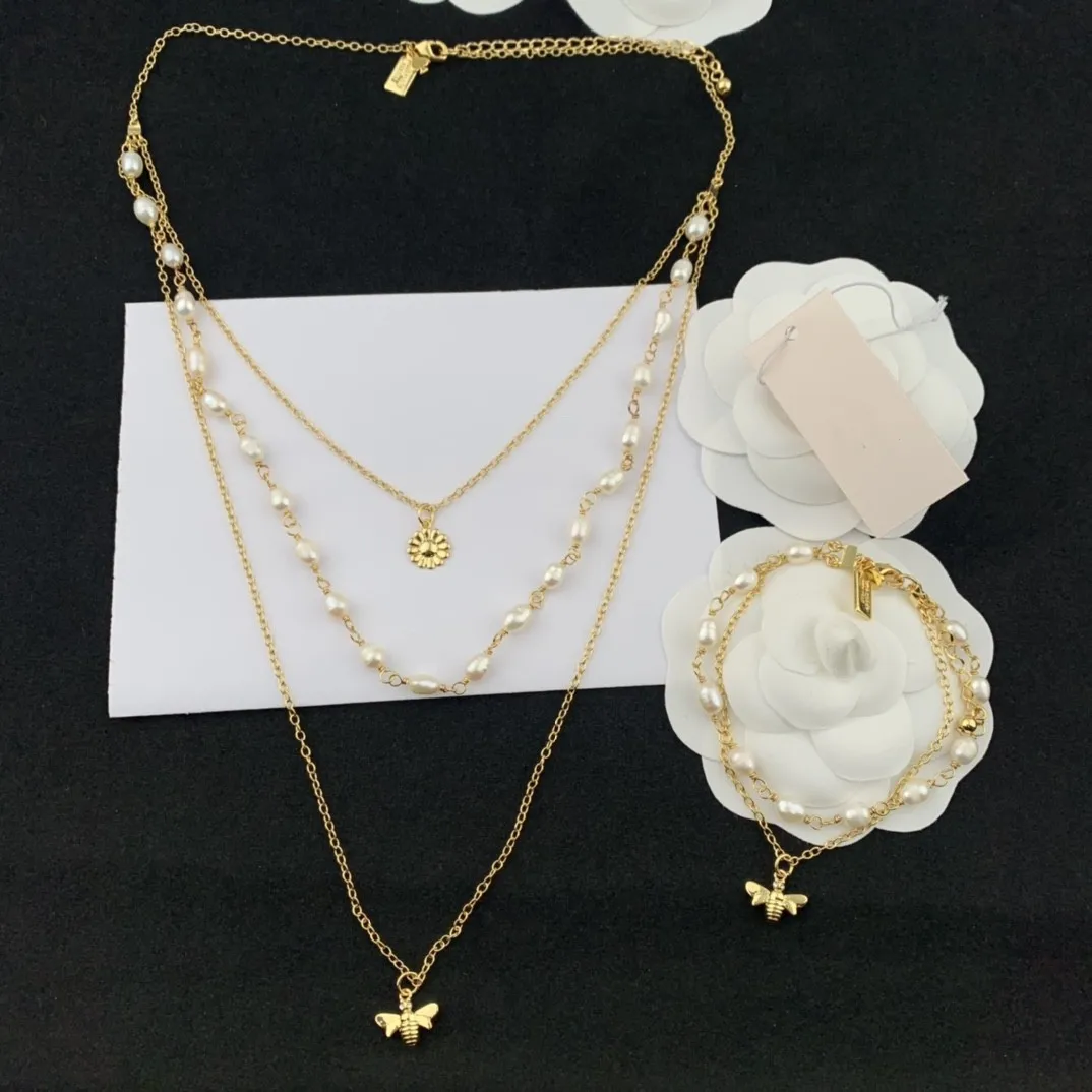 

Double Bee Necklace Female INS Light Luxury Fashion Necklace Bracelet Set