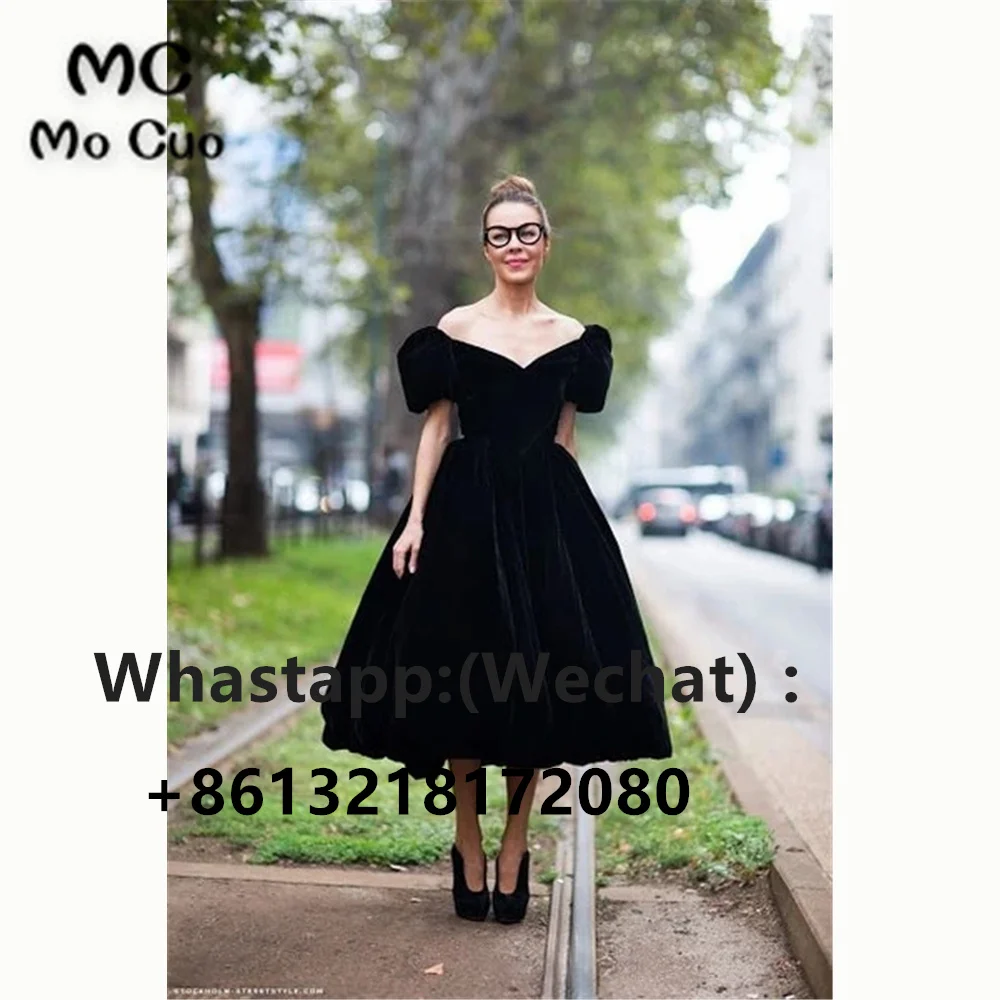 

Бархатное вечернее платье с открытыми плечами и складками