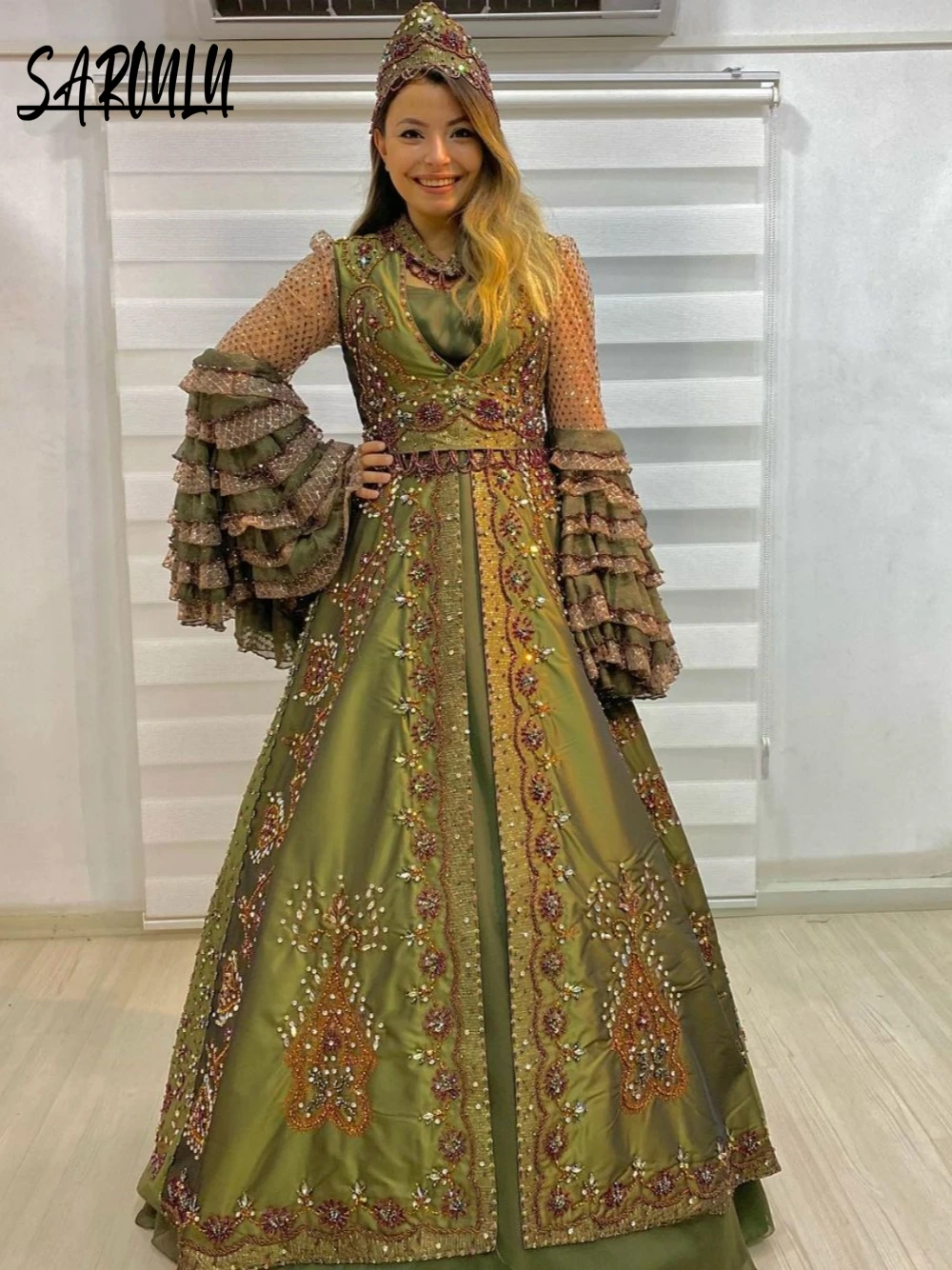 Изысканное вечернее платье трапециевидной формы с тяжелыми бисером кафтан