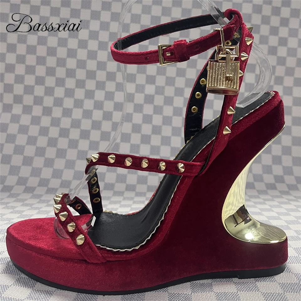 

Rivet Decor Narrow Band Sandals Women Luxury Velvet Metal Locked Ankle Strap High Platform Fretwork Heel Summer Shoes