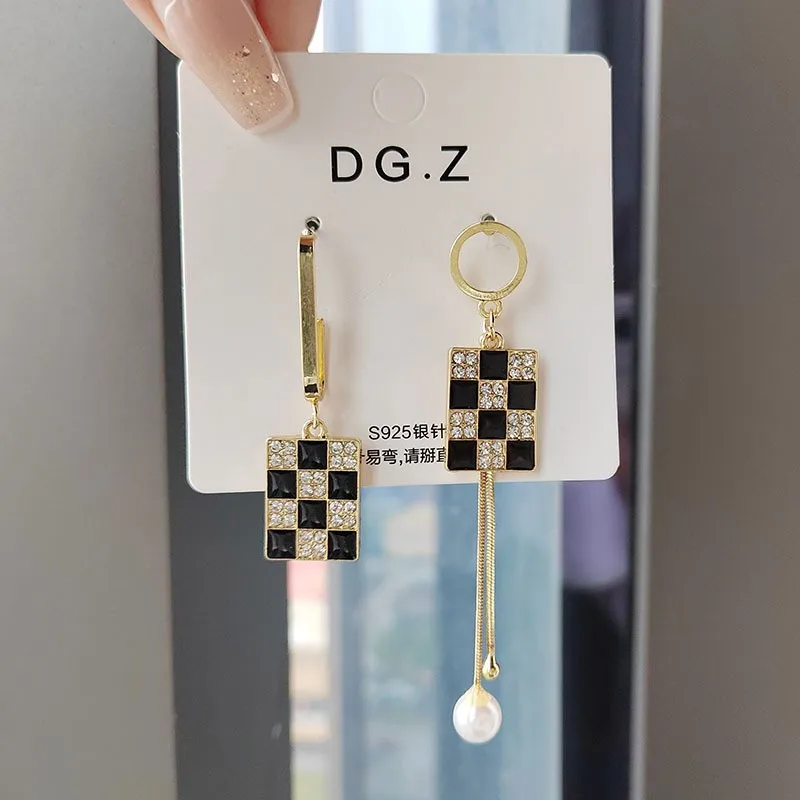 

Checker Asymmetric Diamond Dropped Oil Pearl Pendant Earrings Personalized Temperament Creative Design Earrings