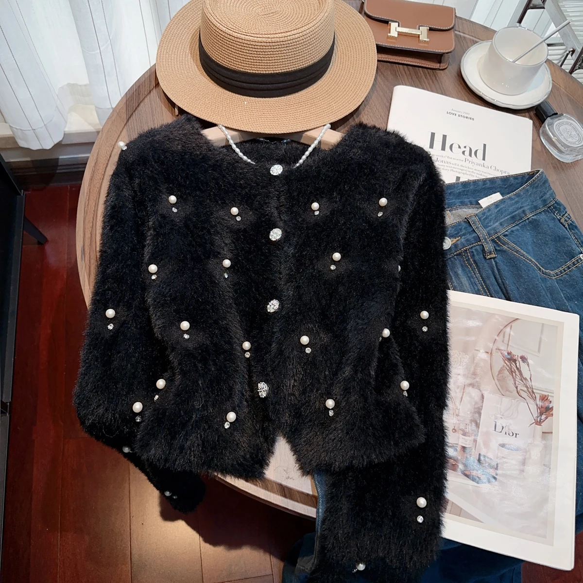 Женский кардиган с бриллиантами и жемчугом