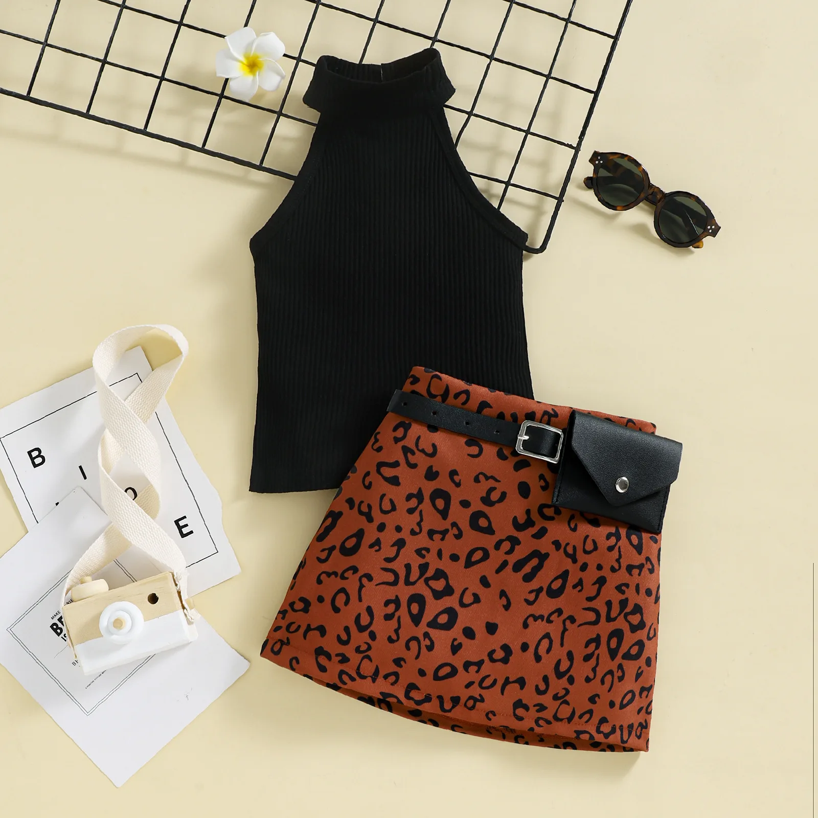 

Одежда для маленьких девочек, модные комплекты одежды для младенцев, однотонный топ с воротником хомутом для малышей + леопардовая юбка с су...