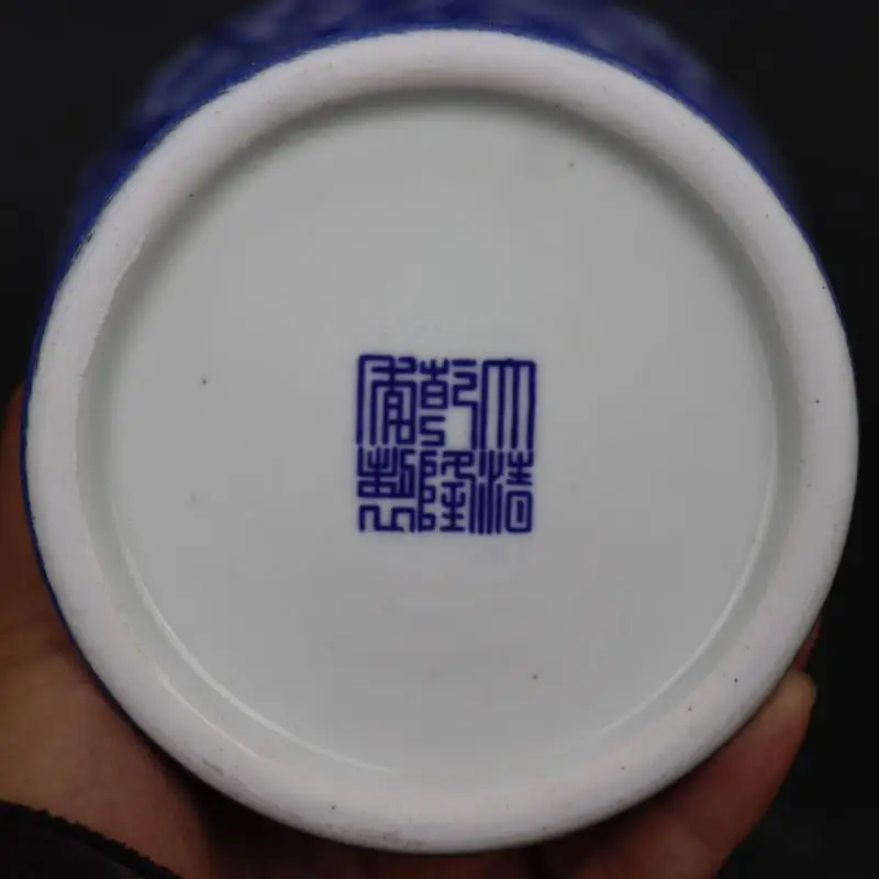 Китайская синяя глазурованная фарфоровая рельефная ваза Qing Qianlong со знаками