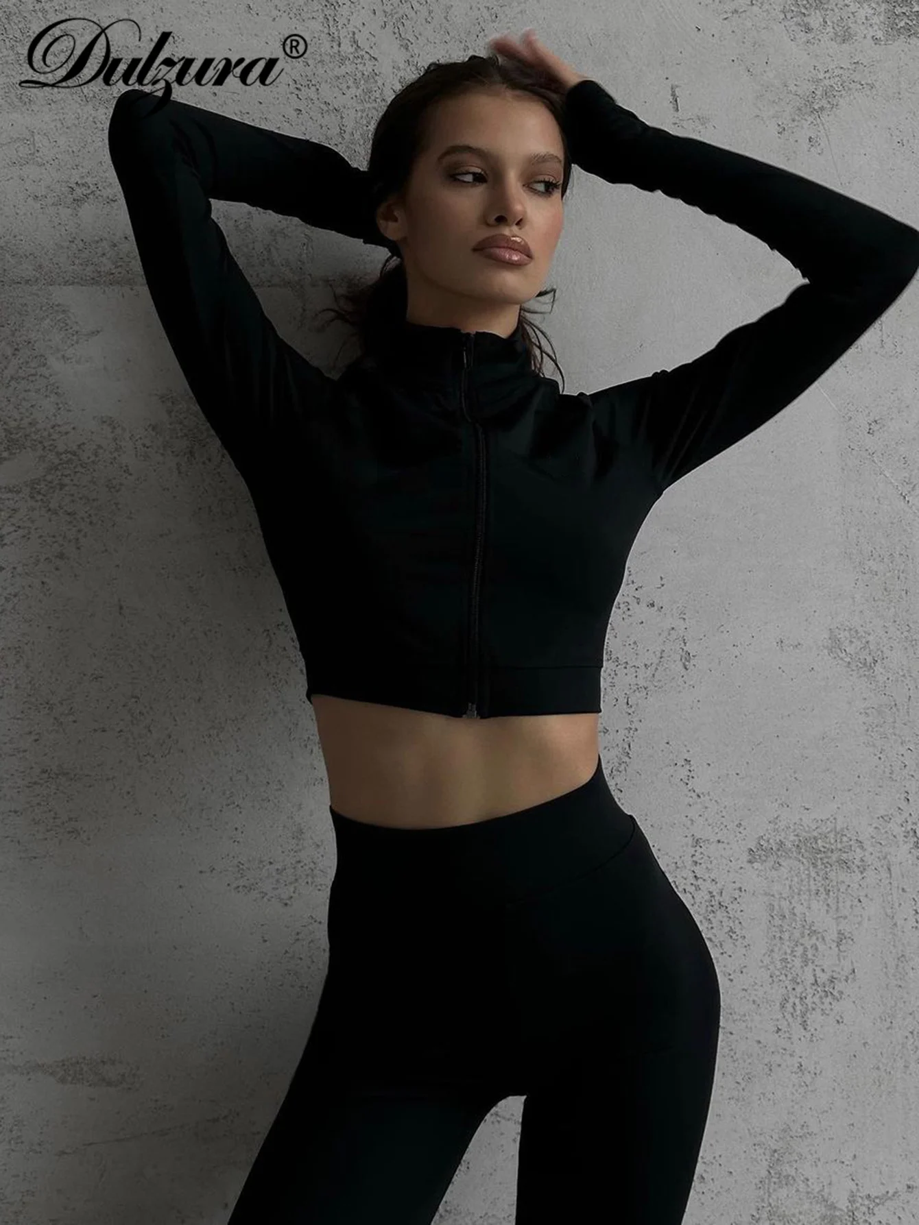 Спортивный комплект из двух предметов Dulzura однотонный короткий топ на молнии с