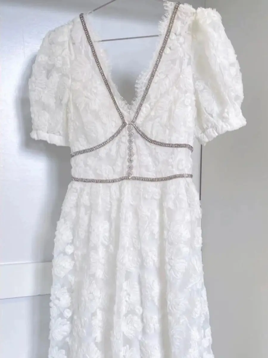 Кружевное женское белое длинное платье с бриллиантами и пышными рукавами