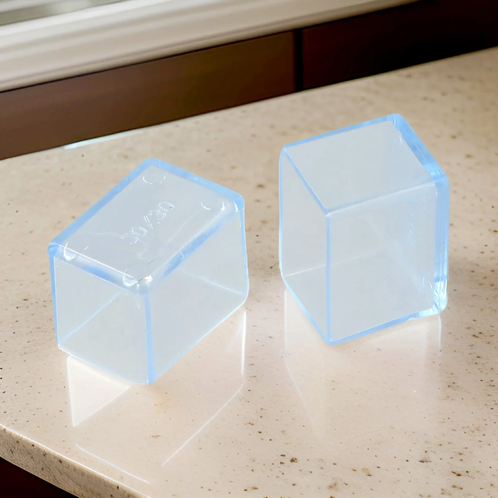 Настоящий цвет предмета может быть слегка различным из картин показано на