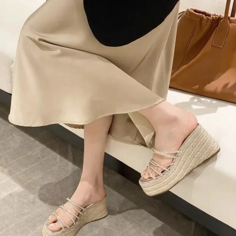 Женские летние шлепанцы на массивной платформе элегантные танкетке сланцы