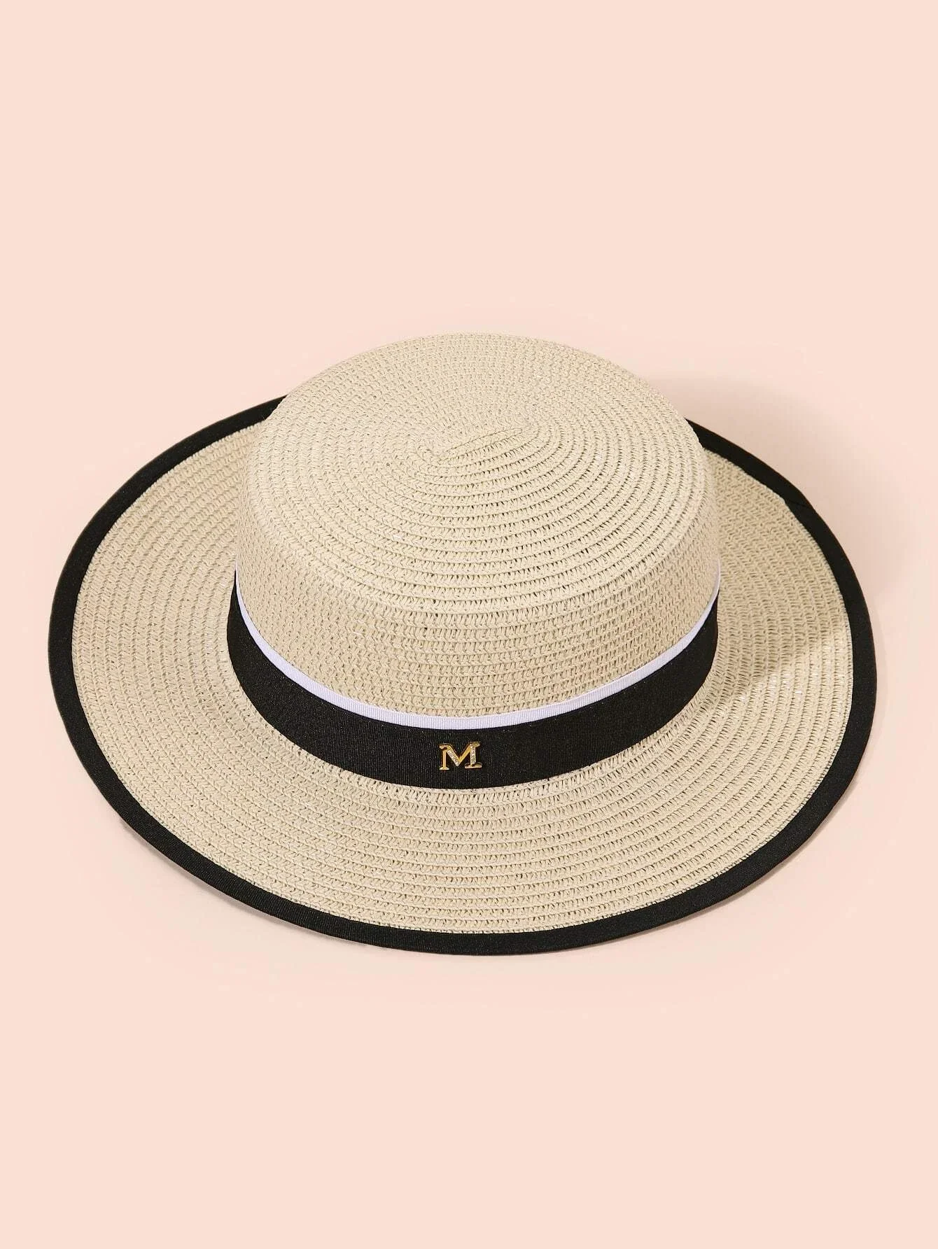 

Соломенная шляпа с металлическими буквами